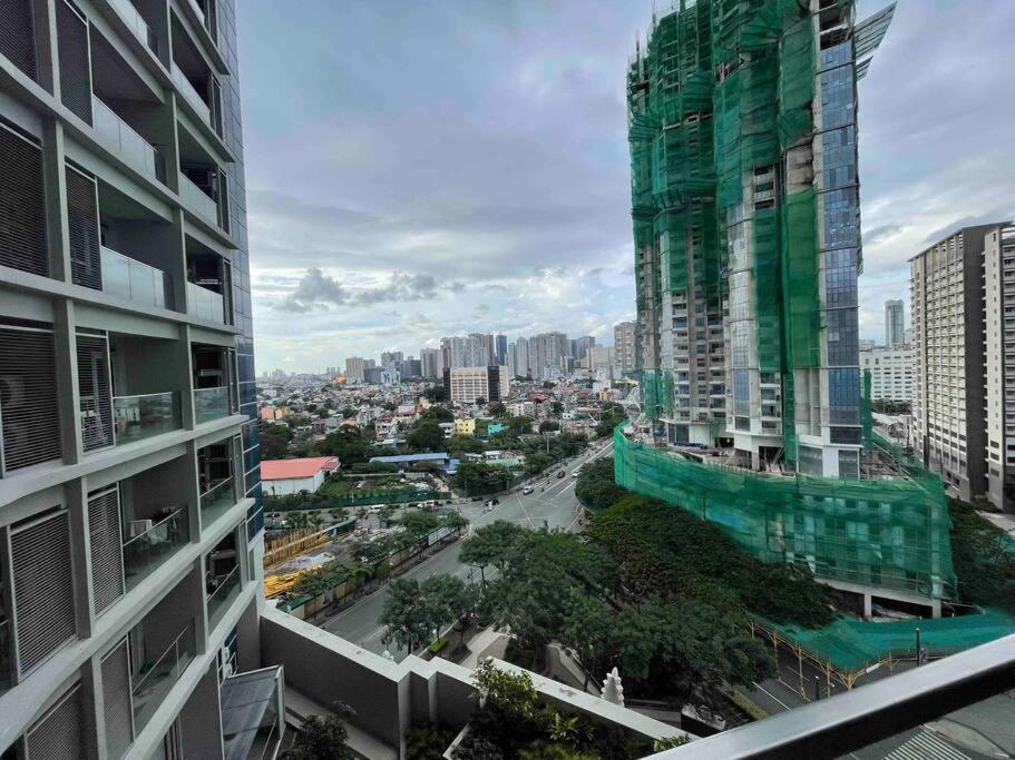 Apartment Free Parking With Balcony And View At Uptown Parksuites Bgc