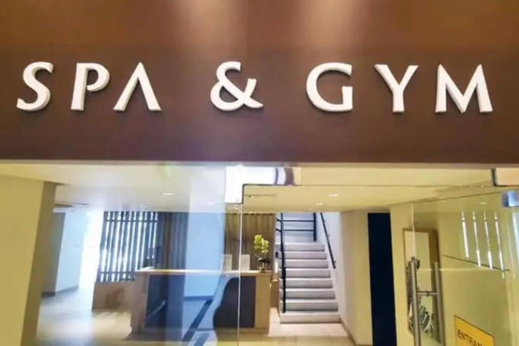 Free Parking With Balcony And View At Uptown Parksuites Bgc Apartment Manila