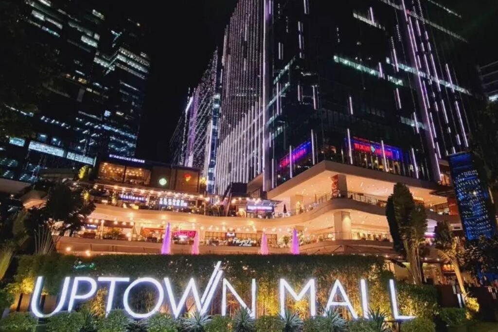 Free Parking With Balcony And View At Uptown Parksuites Bgc * Manila
