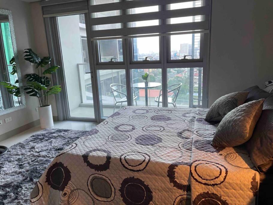 Free Parking With Balcony And View At Uptown Parksuites Bgc Apartment