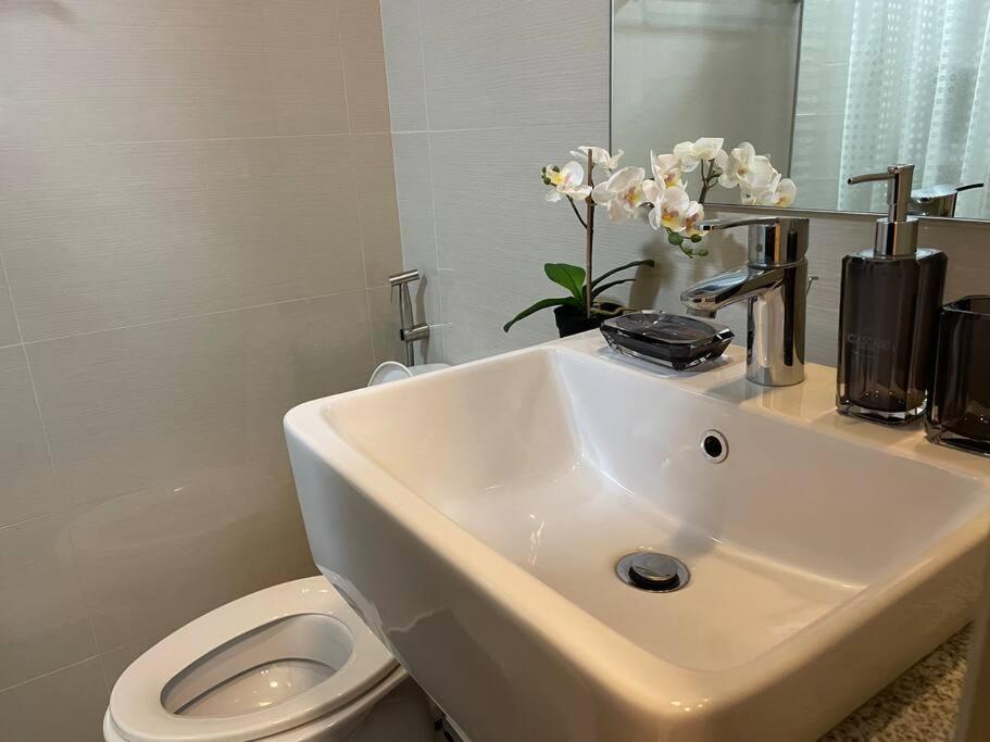 Free Parking With Balcony And View At Uptown Parksuites Bgc Apartment *