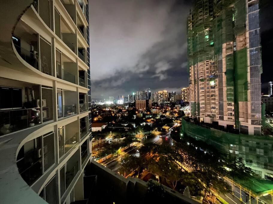 Apartment Free Parking With Balcony And View At Uptown Parksuites Bgc
