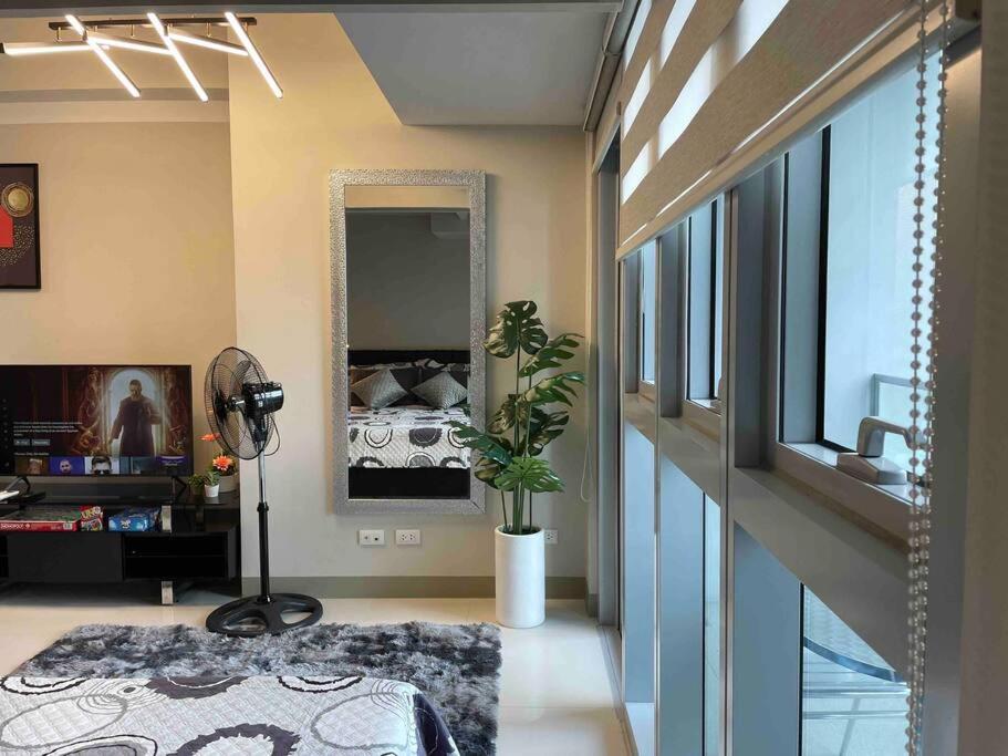 Free Parking With Balcony And View At Uptown Parksuites Bgc