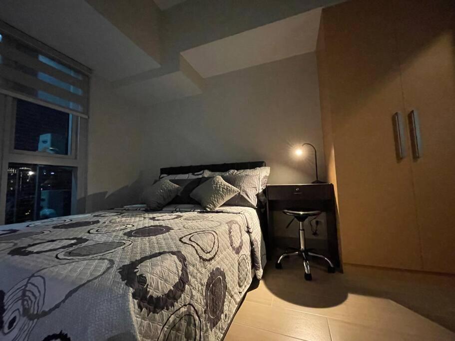 Apartment Free Parking With Balcony And View At Uptown Parksuites Bgc *