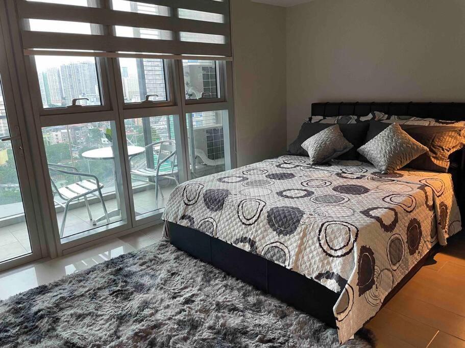 Apartment Free Parking With Balcony And View At Uptown Parksuites Bgc *