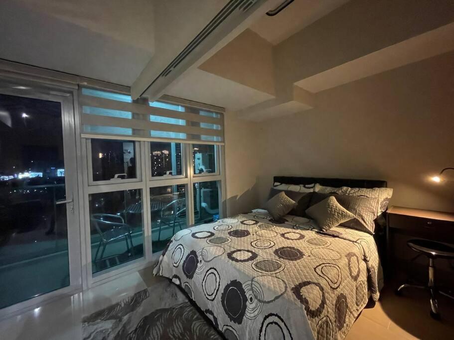 Free Parking With Balcony And View At Uptown Parksuites Bgc Manila