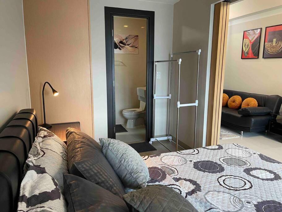 Free Parking With Balcony And View At Uptown Parksuites Bgc Apartment Manila
