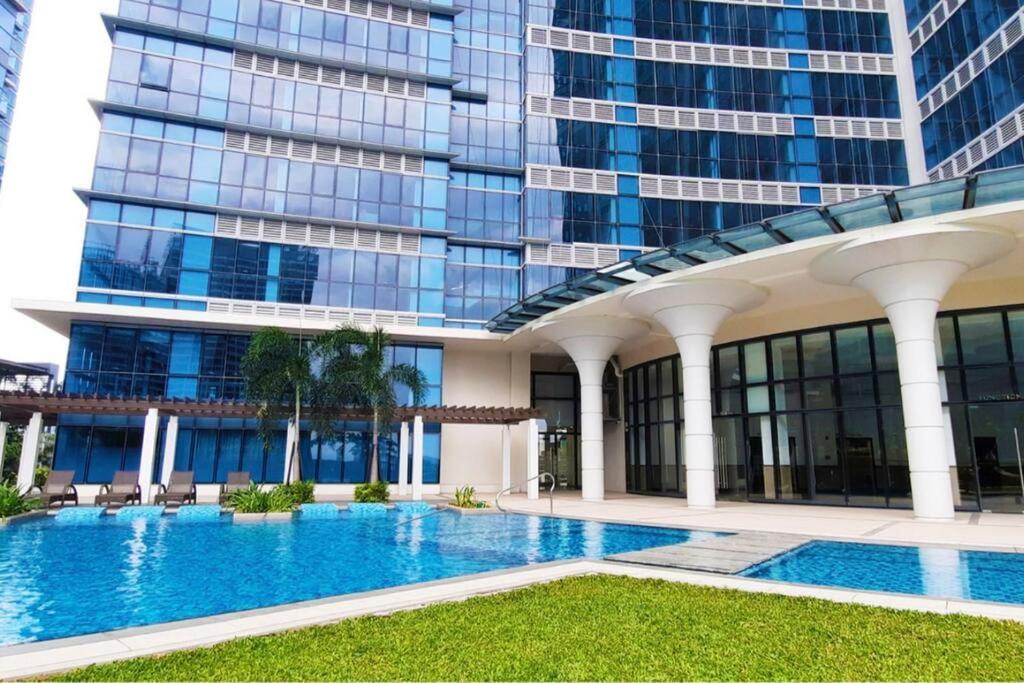 Free Parking With Balcony And View At Uptown Parksuites Bgc Apartment
