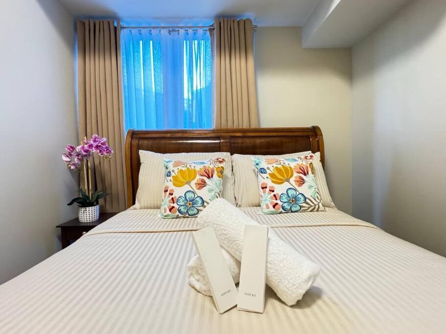 Executive Gem Beside Malls And Bars At Uptown Bgc Manila