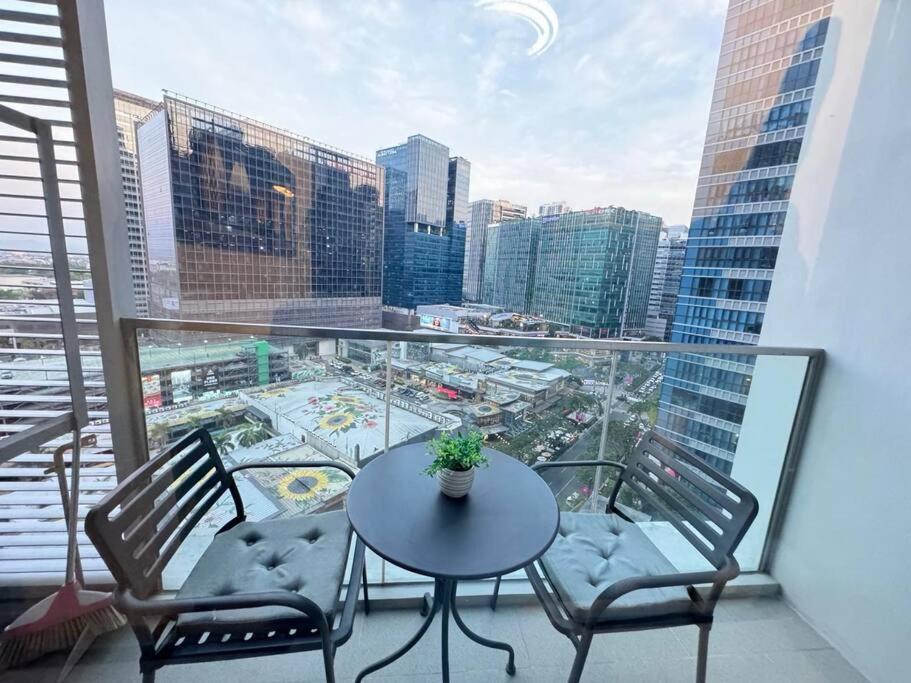 Executive Gem Beside Malls And Bars At Uptown Bgc Apartment