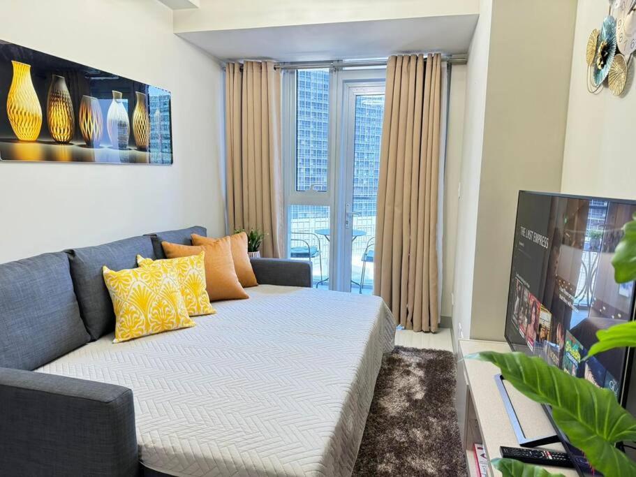 Executive Gem Beside Malls And Bars At Uptown Bgc *