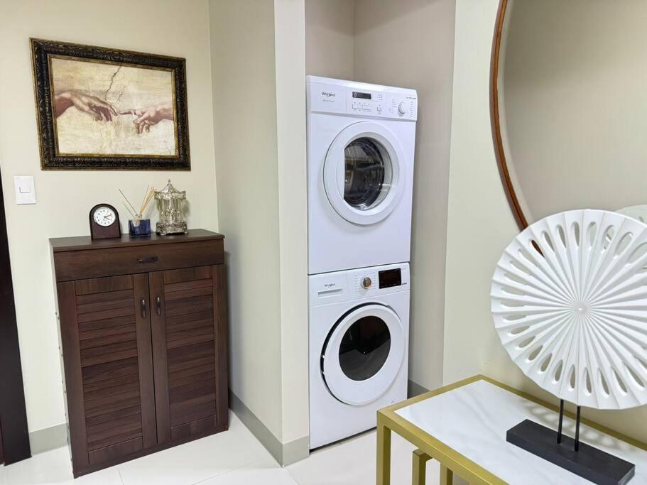 Executive Gem Beside Malls And Bars At Uptown Bgc Apartment