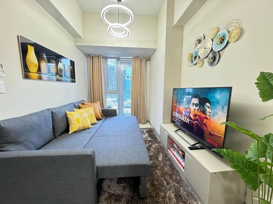 Executive Gem Beside Malls And Bars At Uptown Bgc Apartment