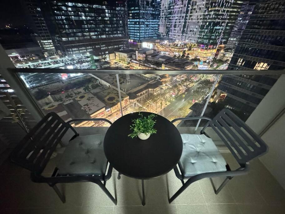Executive Gem Beside Malls And Bars At Uptown Bgc Manila