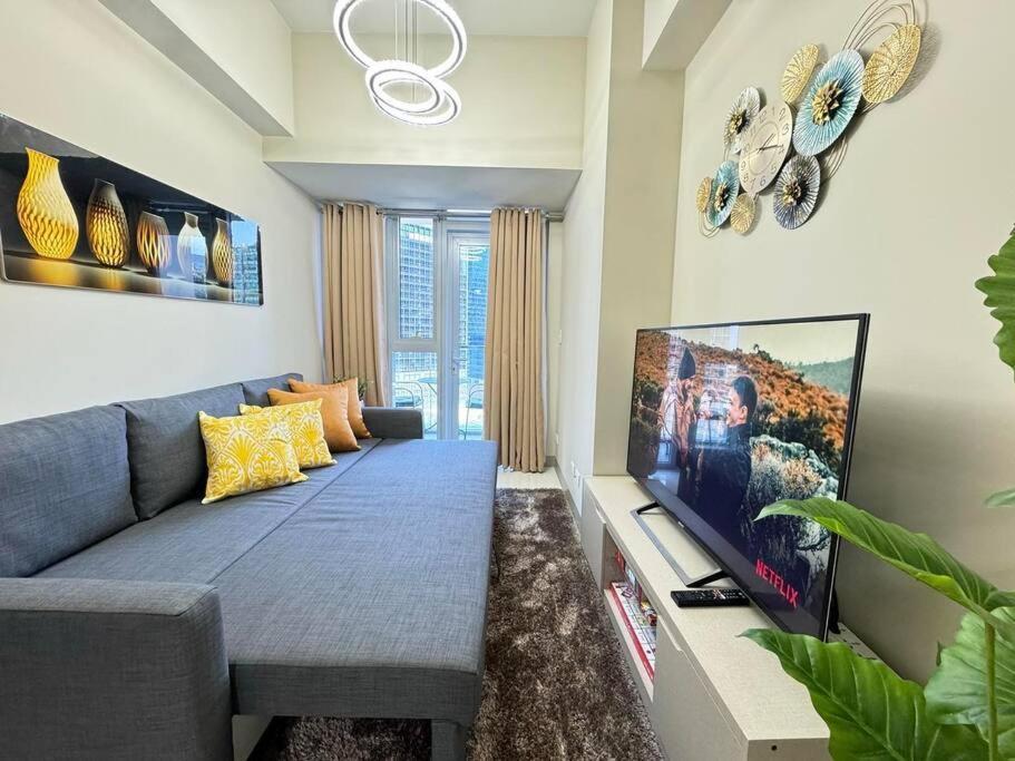 Apartment Executive Gem Beside Malls And Bars At Uptown Bgc