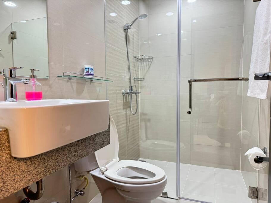 Executive Gem Beside Malls And Bars At Uptown Bgc Manila