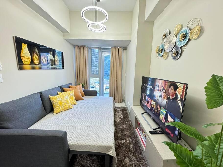 Executive Gem Beside Malls And Bars At Uptown Bgc Apartment