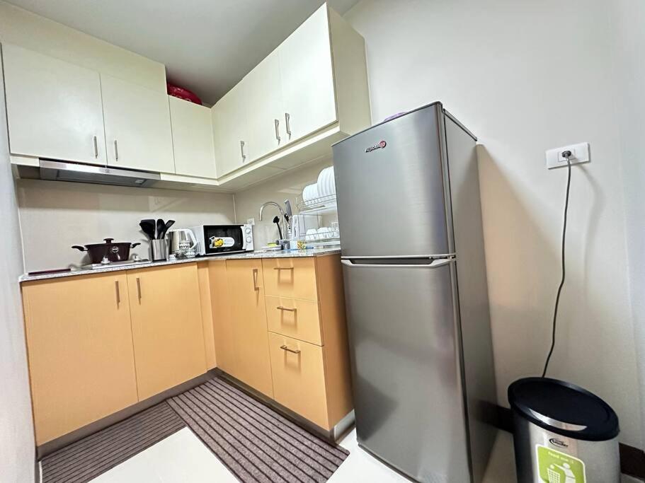 Apartment Executive With Balcony & Malls At Uptown Bgc Manila
