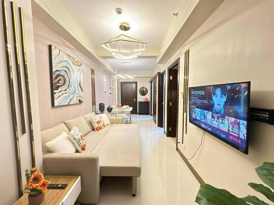 Executive With Balcony & Malls At Uptown Bgc Apartment