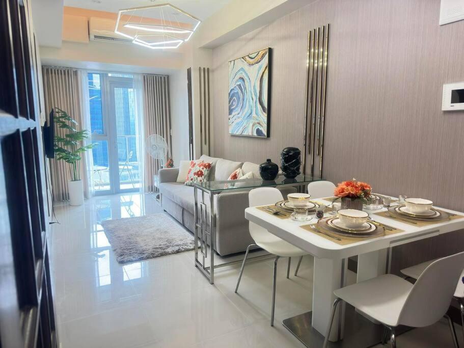Apartment Executive With Balcony & Malls At Uptown Bgc