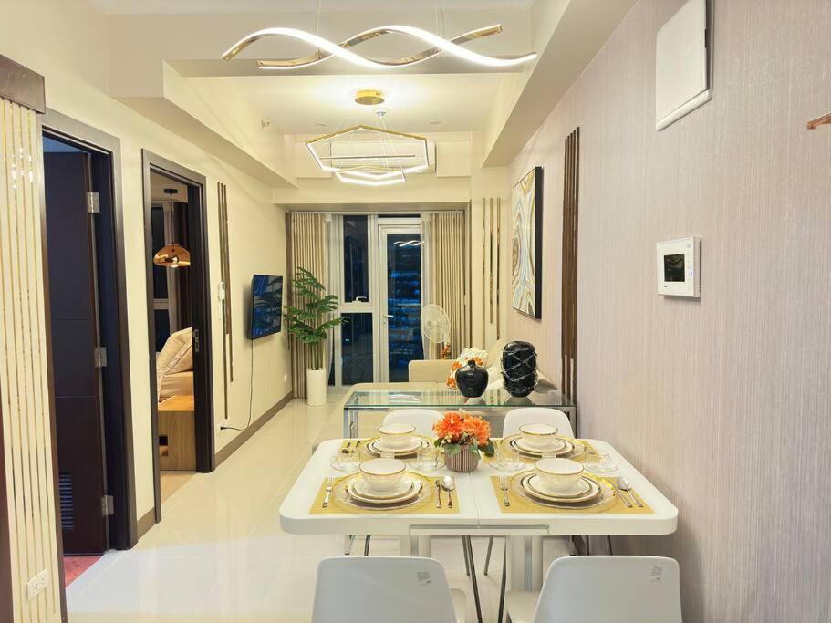Executive With Balcony & Malls At Uptown Bgc Apartment Manila