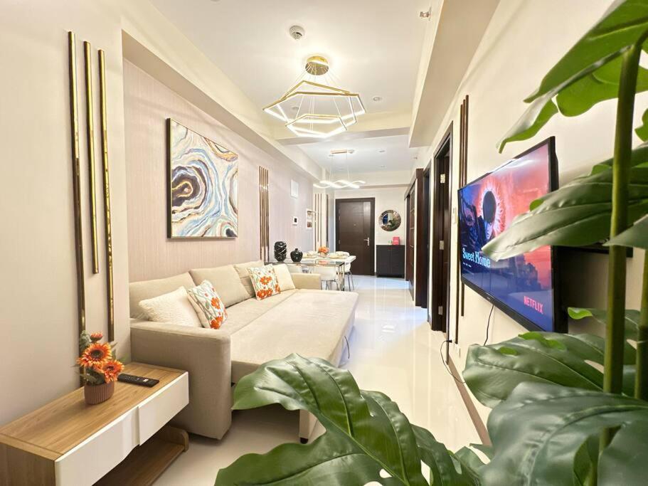 Executive With Balcony & Malls At Uptown Bgc Apartment Manila