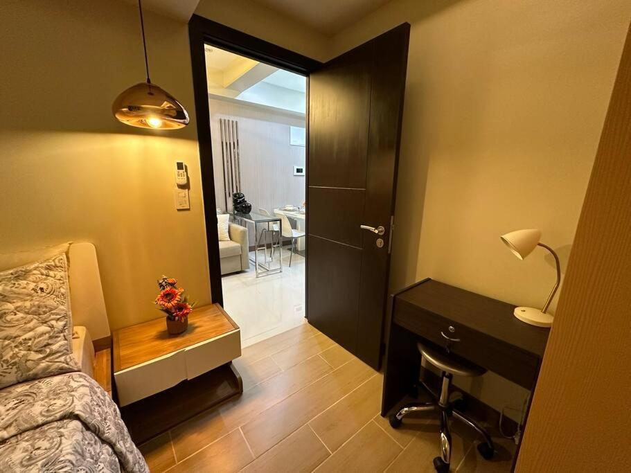 Executive With Balcony & Malls At Uptown Bgc *