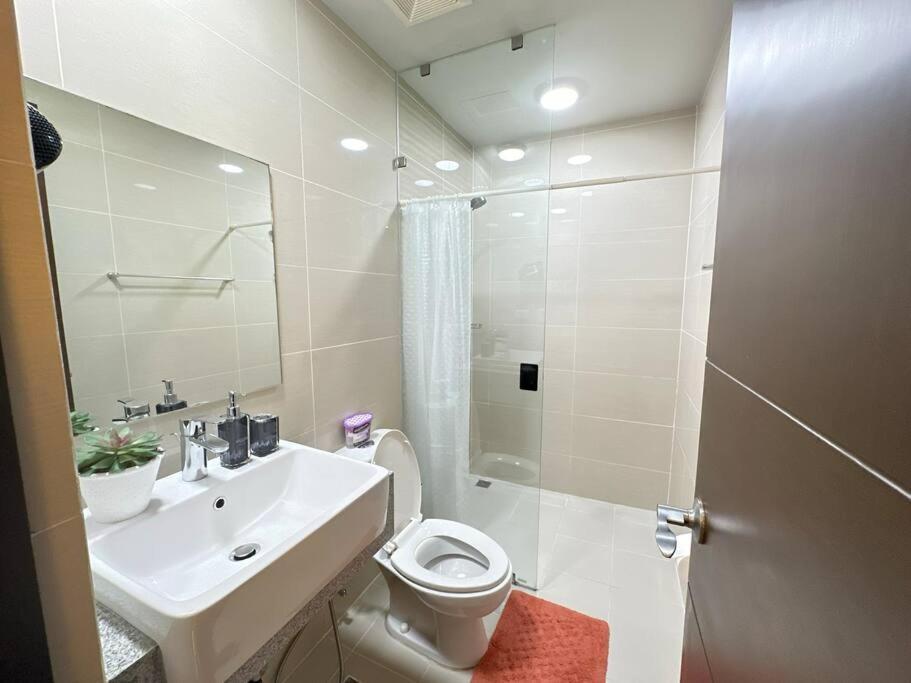 Apartment Executive With Balcony & Malls At Uptown Bgc *