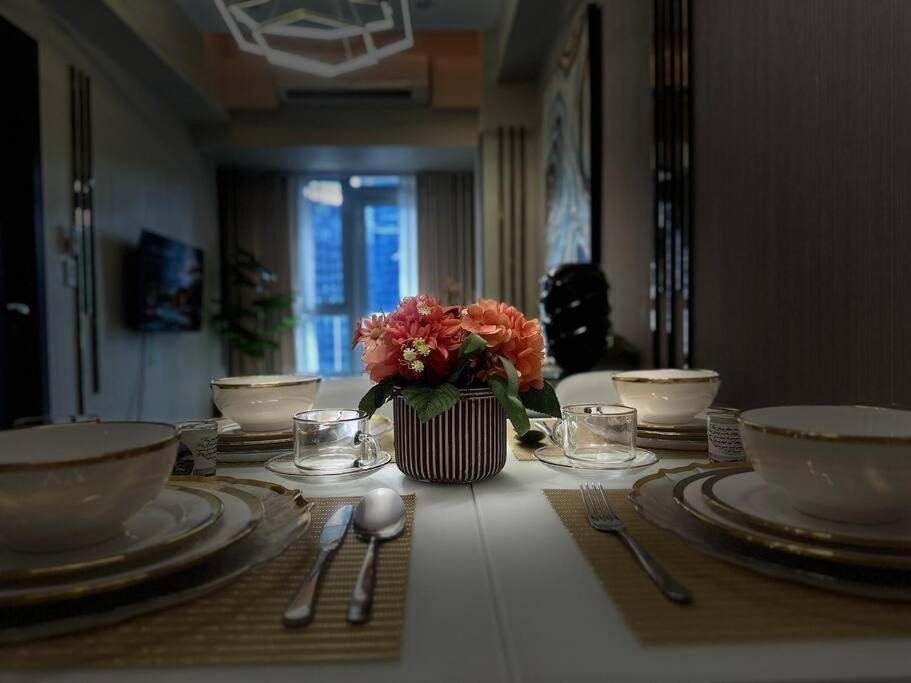 Executive With Balcony & Malls At Uptown Bgc Apartment Manila