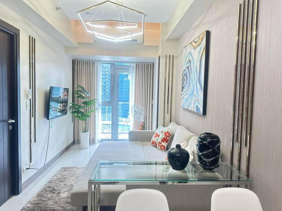 Apartment Executive With Balcony & Malls At Uptown Bgc