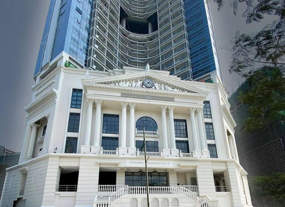 Executive With Balcony & Malls At Uptown Bgc Apartment