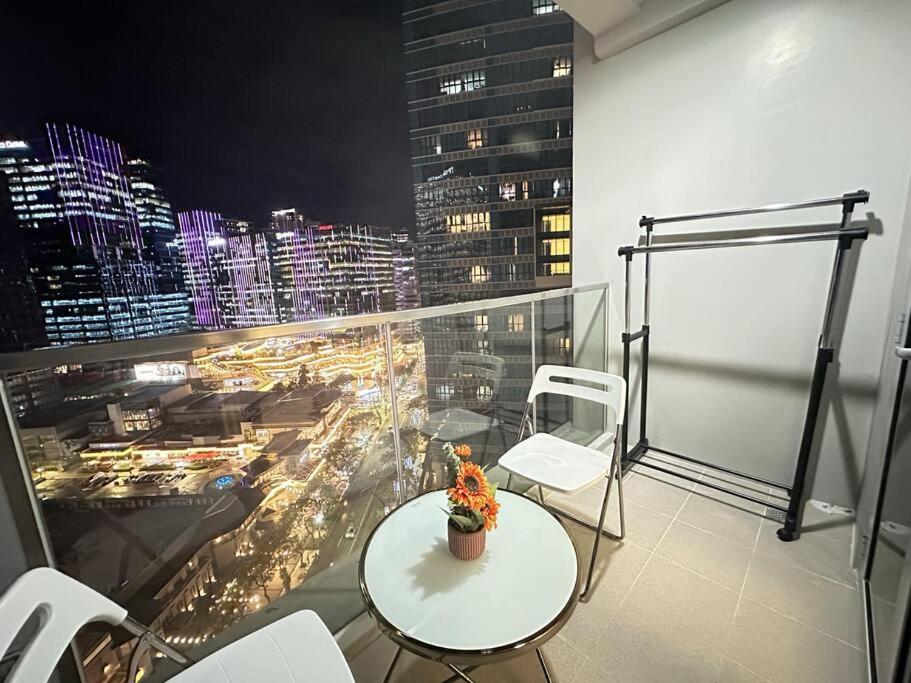 Apartment Executive With Balcony & Malls At Uptown Bgc