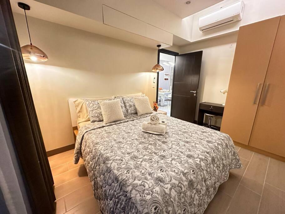 Executive With Balcony & Malls At Uptown Bgc Apartment *