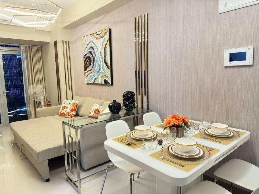 Apartment Executive With Balcony & Malls At Uptown Bgc *