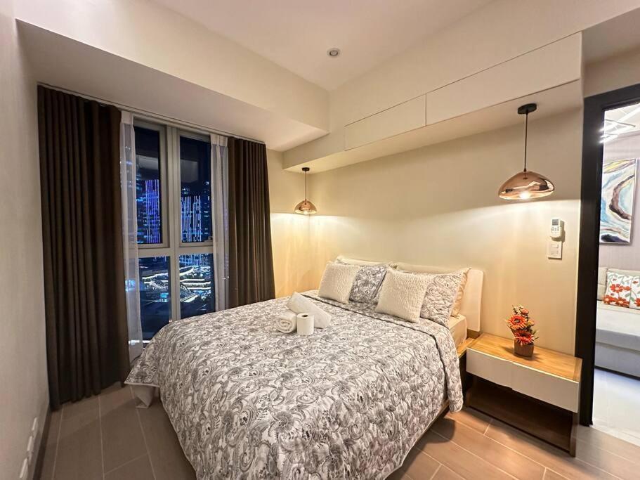 Apartment Executive With Balcony & Malls At Uptown Bgc