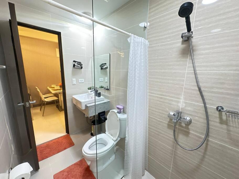 Apartment Executive With Balcony & Malls At Uptown Bgc *