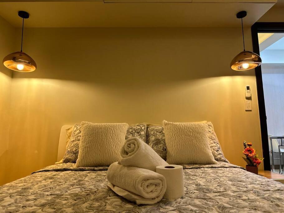 Apartment Executive With Balcony & Malls At Uptown Bgc Manila