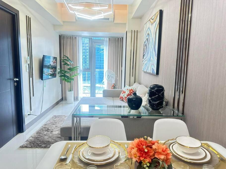 Executive With Balcony & Malls At Uptown Bgc *