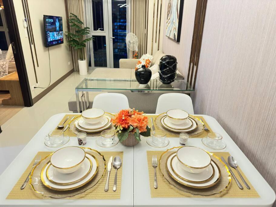 Executive With Balcony & Malls At Uptown Bgc Apartment