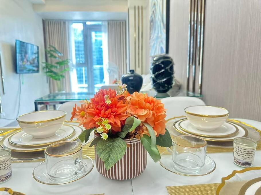 Apartment Executive With Balcony & Malls At Uptown Bgc