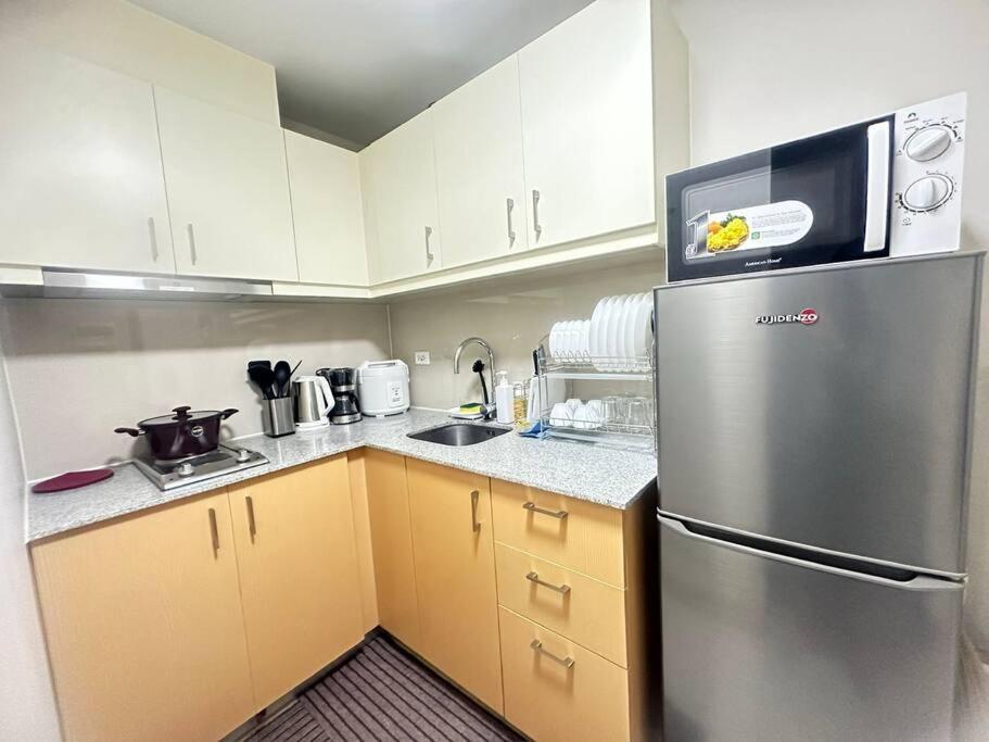 Executive With Balcony & Malls At Uptown Bgc Apartment *