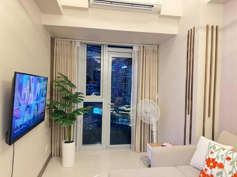 Executive With Balcony & Malls At Uptown Bgc Apartment Manila