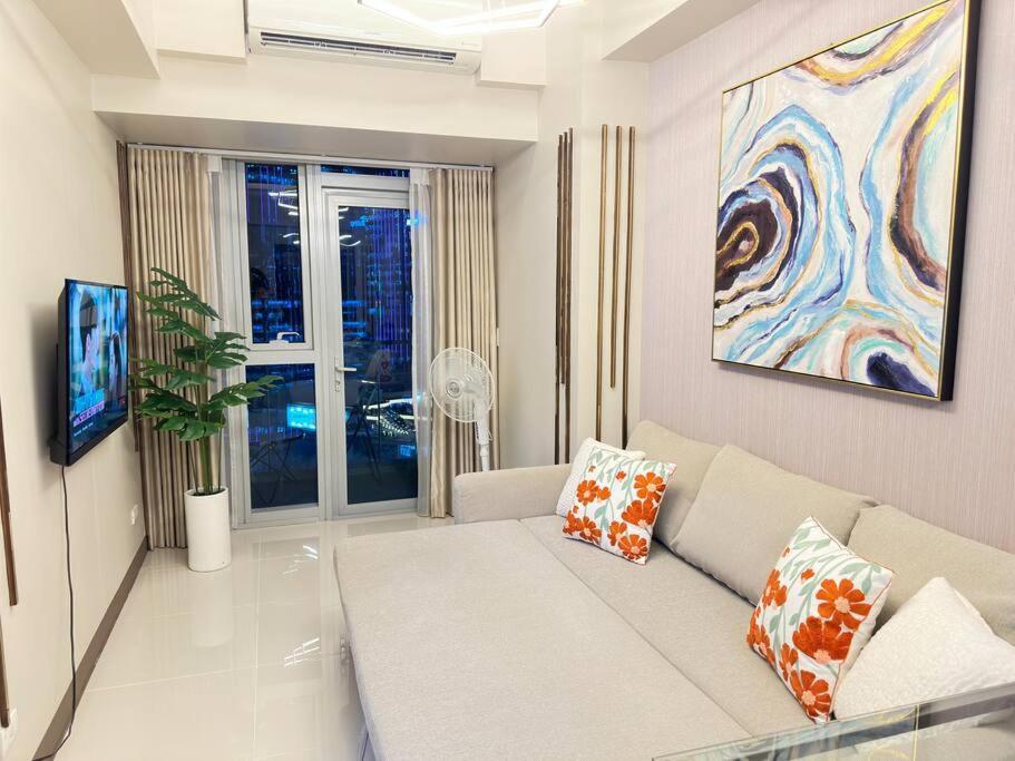 Executive With Balcony & Malls At Uptown Bgc Manila