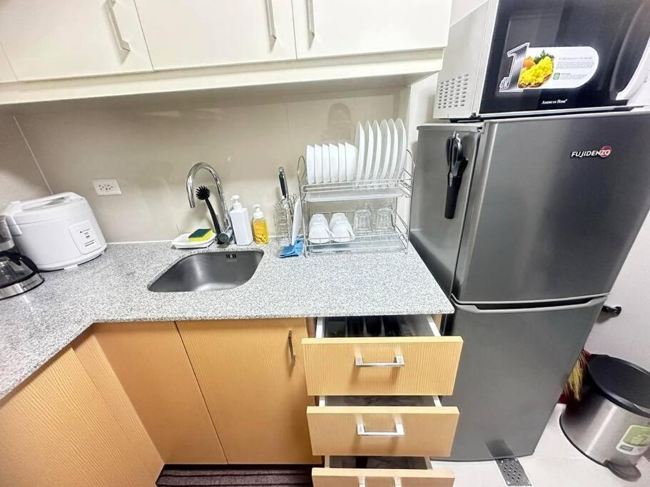 Executive With Balcony & Malls At Uptown Bgc Apartment *