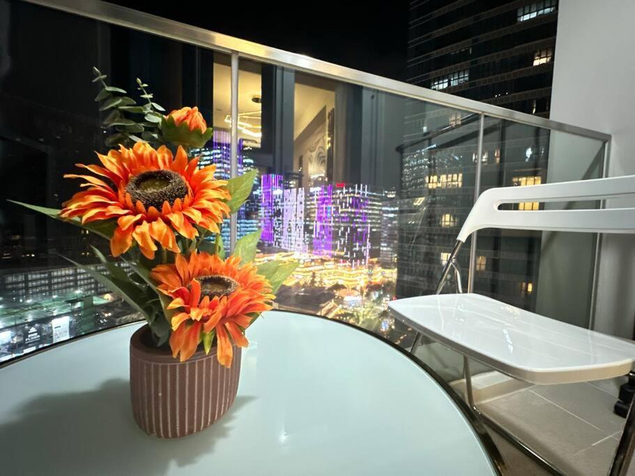 Executive With Balcony & Malls At Uptown Bgc Apartment