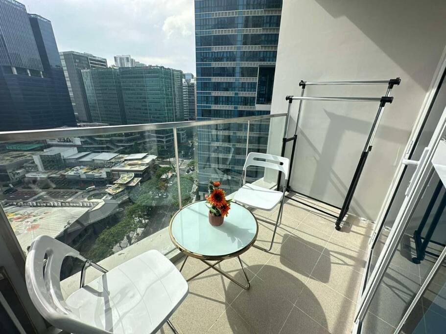Apartment Executive With Balcony & Malls At Uptown Bgc
