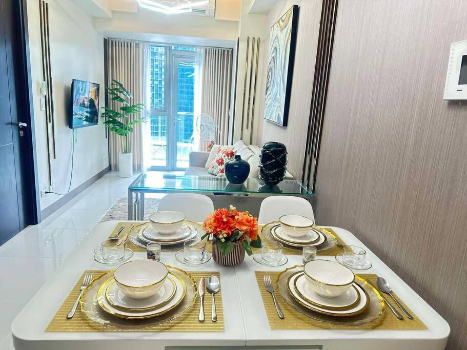 Executive With Balcony & Malls At Uptown Bgc Apartment Manila