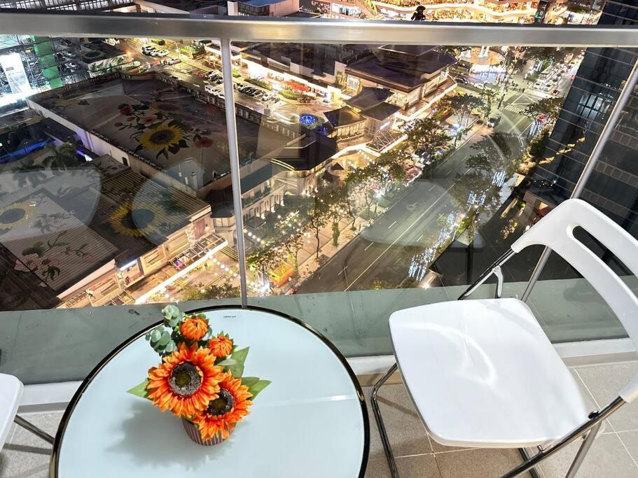 Executive With Balcony & Malls At Uptown Bgc
