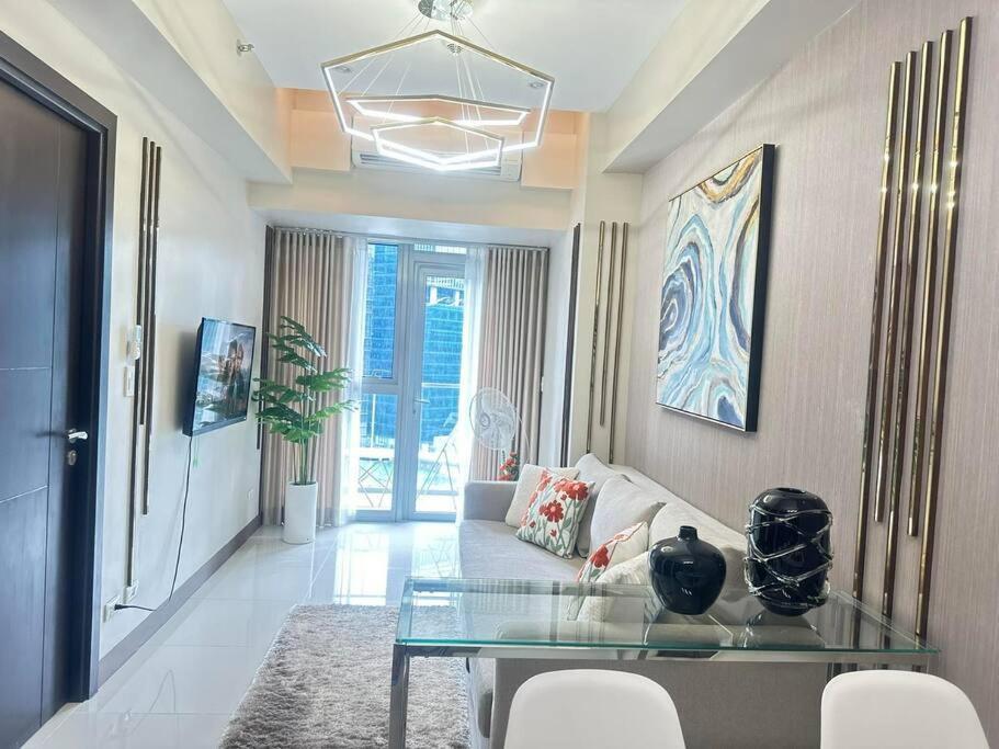 Executive With Balcony & Malls At Uptown Bgc