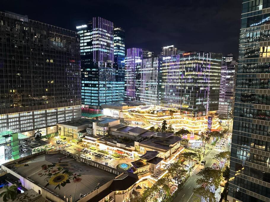 Apartment Executive With Balcony & Malls At Uptown Bgc